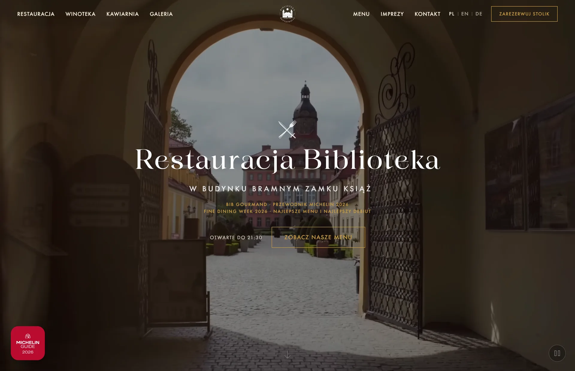 Pierwszy ekran strony Restauracji Biblioteka: widok spod bramy na Zamek Książ i przycisk rezerwacji stolika